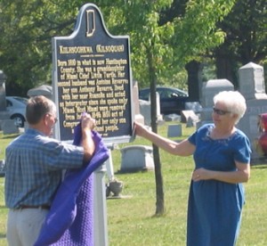 A photo of Bob and Kate Hoffman unveiling the Kilsoquah Historical Marker at the Roanoke Cemetery.